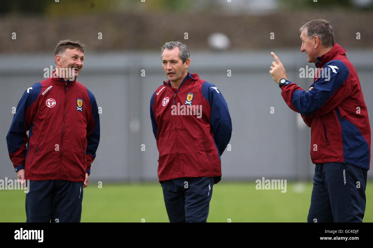 Il nuovo allenatore scozzese Paul Hegarty (a sinistra) si allenò con il manager George Burley (centro) e Terry Butcher (a destra) durante una sessione di allenamento allo Strathclyde Homes Stadium di Dumbarton. Foto Stock