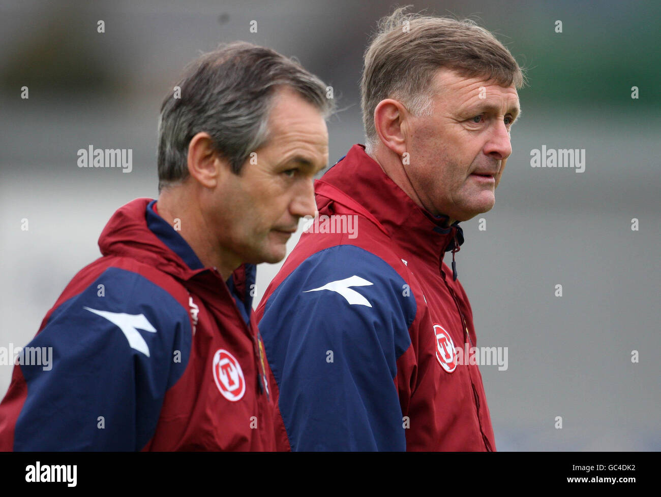 Il nuovo allenatore scozzese Paul Hegarty (a destra) con il manager George Burley (a sinistra) durante una sessione di allenamento allo Strathclyde Homes Stadium di Dumbarton. Foto Stock