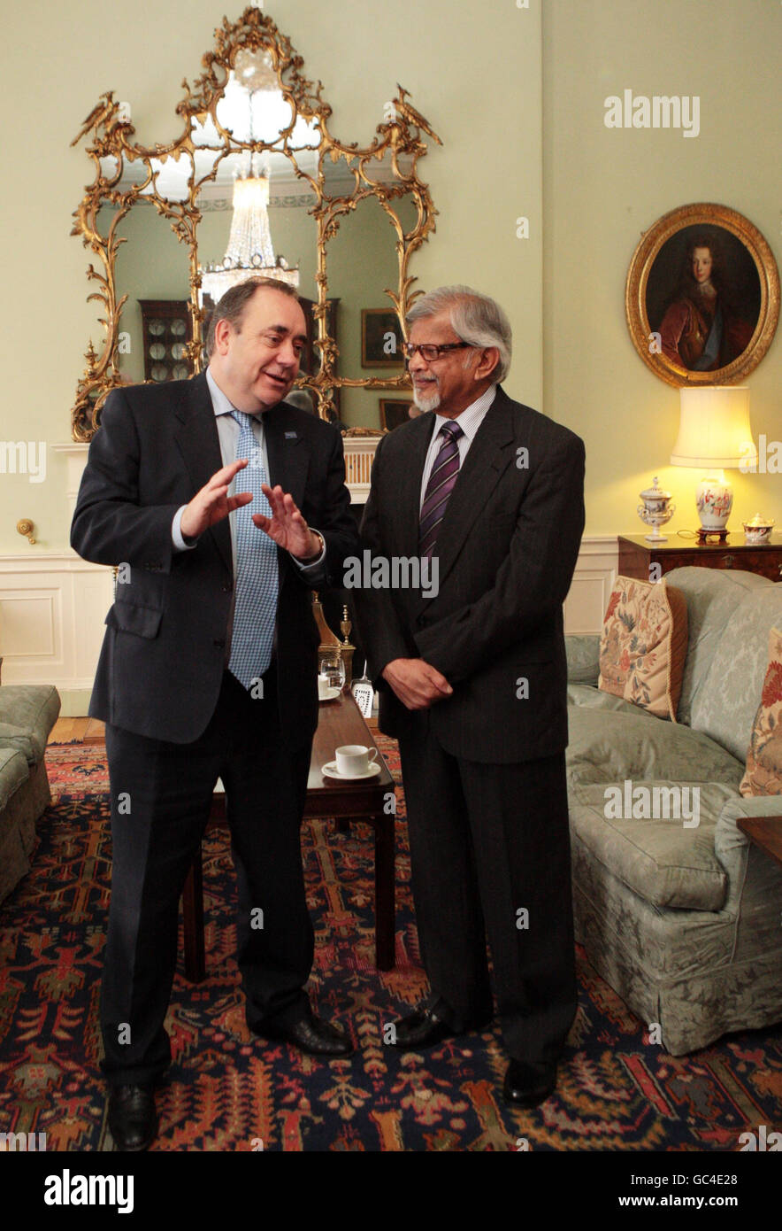 Il primo ministro scozzese Alex Salmond (a sinistra) parla con il dottor Arun Gandhi, nipote di Mahatma Gandhi durante la sua visita a Bute House, Edimburgo. Foto Stock