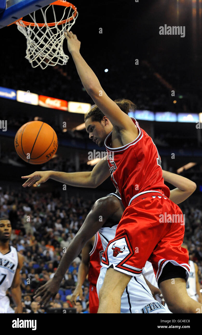 Joakim Noah di Chicago Bulls perde la palla mentre va per la rete Foto Stock