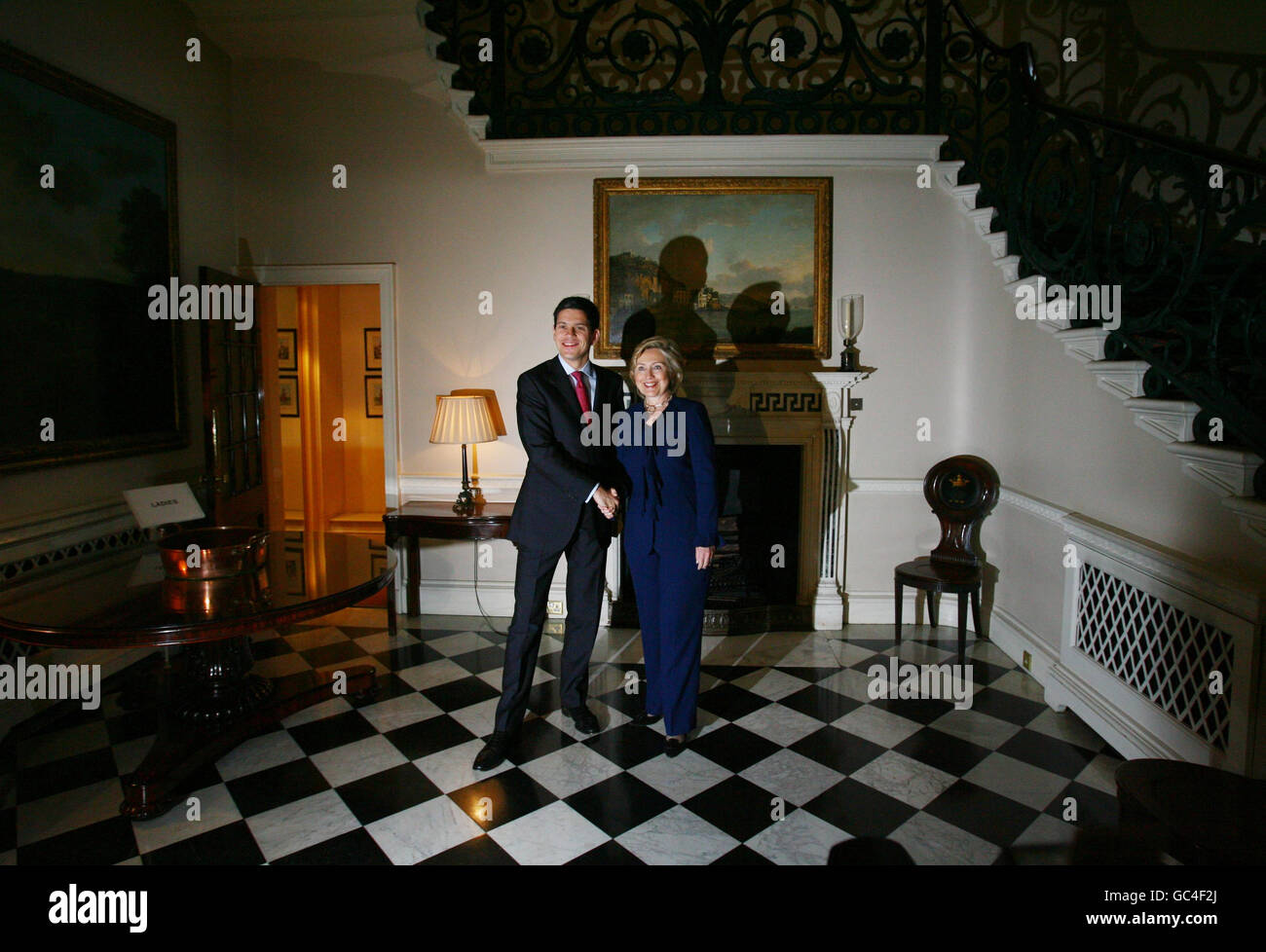 Il Segretario DI Stato AMERICANO Hillary Clinton incontra il Segretario degli Esteri britannico David Miliband nel centro di Londra, durante il suo tour di cinque giorni in Europa. Foto Stock