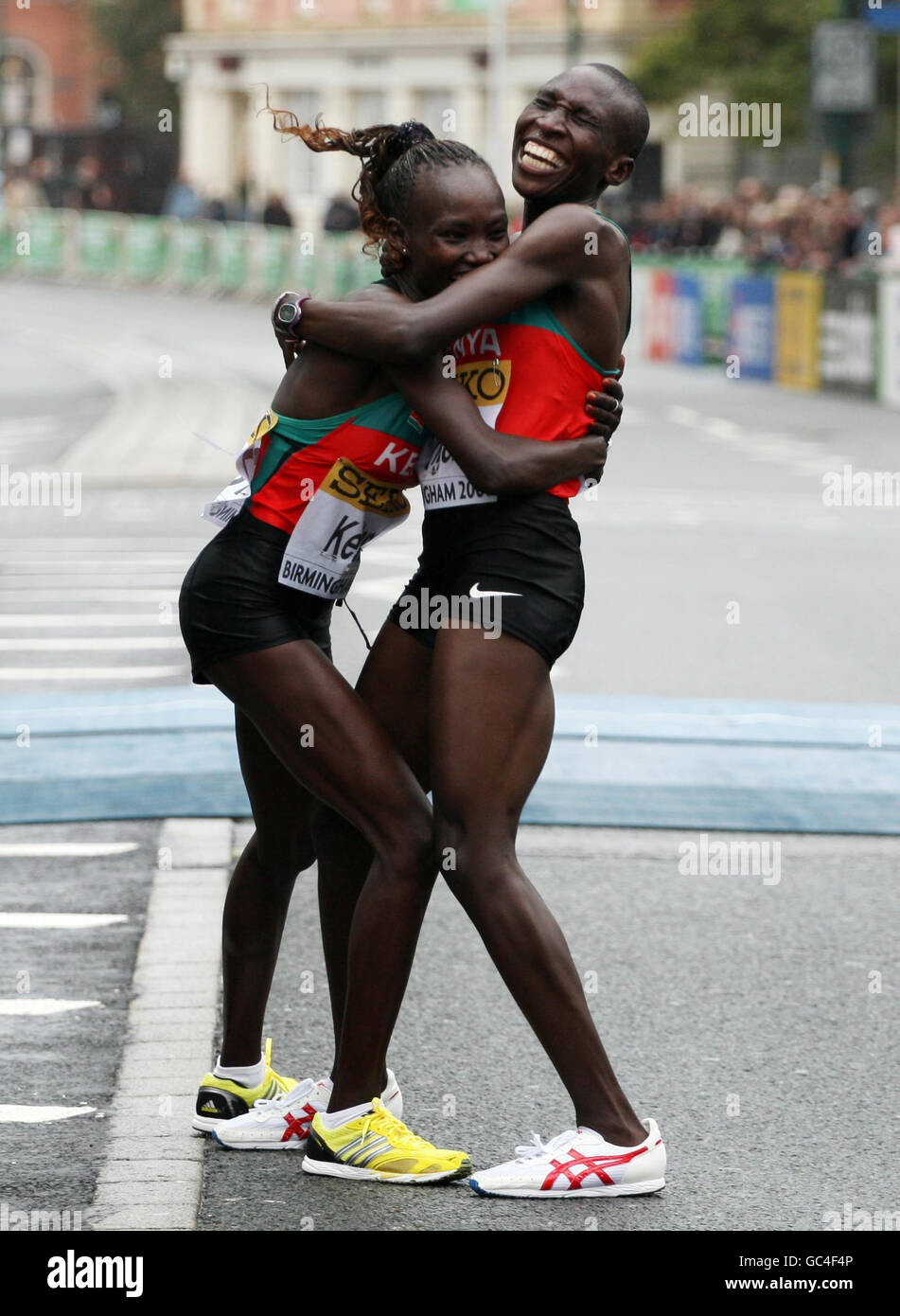 Mary Jepkosgei Keitany (a sinistra) dal Kenya festeggia la sua vittoria con il 2° classificato Philes Moora Ongori dopo i campionati mondiali di Mezza Maratona delle Donne IAAF 2009 a Birmingham. Foto Stock