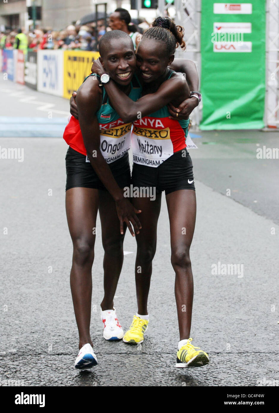 Mary Jepkosgei Keitany (a destra) dal Kenya celebra la sua vittoria con il 2° classificato Philes Moora Ongori (a sinistra) dopo il Campionato Mondiale di Mezza Maratona IAAF 2009 delle Donne a Birmingham. Foto Stock