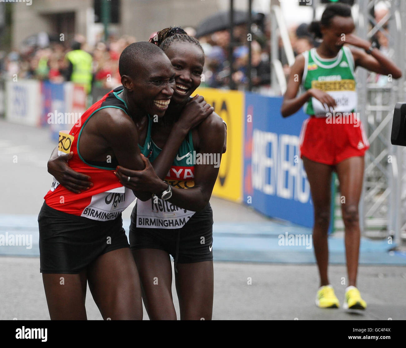 Mary Jepkosgei Keitany (a destra) dal Kenya celebra la sua vittoria con il 2° classificato Philes Moora Ongori (a sinistra) dopo il Campionato Mondiale di Mezza Maratona IAAF 2009 delle Donne a Birmingham. Foto Stock