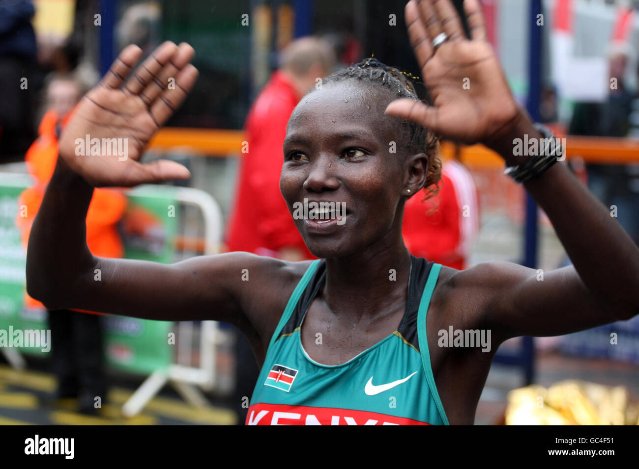 Atletica - EDF Energy Birmingham Mezza Maratona. Mary Jepkosgei Keitany dal Kenya celebra la vittoria della Mezza Maratona femminile di Birmingham dedicata all'energia EDF. Foto Stock