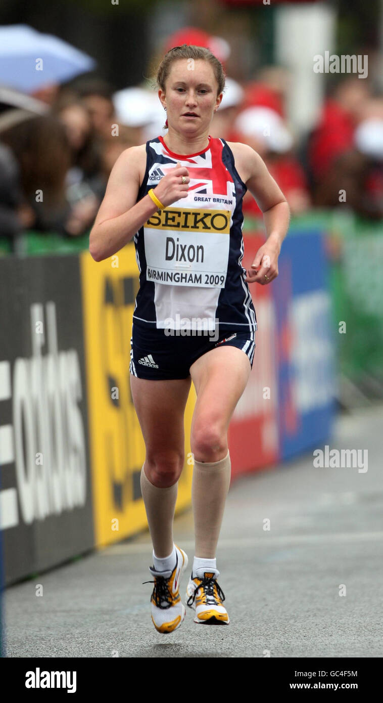 Alyson Dixon della Gran Bretagna dopo aver terminato il 45° posto in un tempo di 1.15:19 per la Mezza Maratona di Birmingham della Femminile EDF Energy. Foto Stock