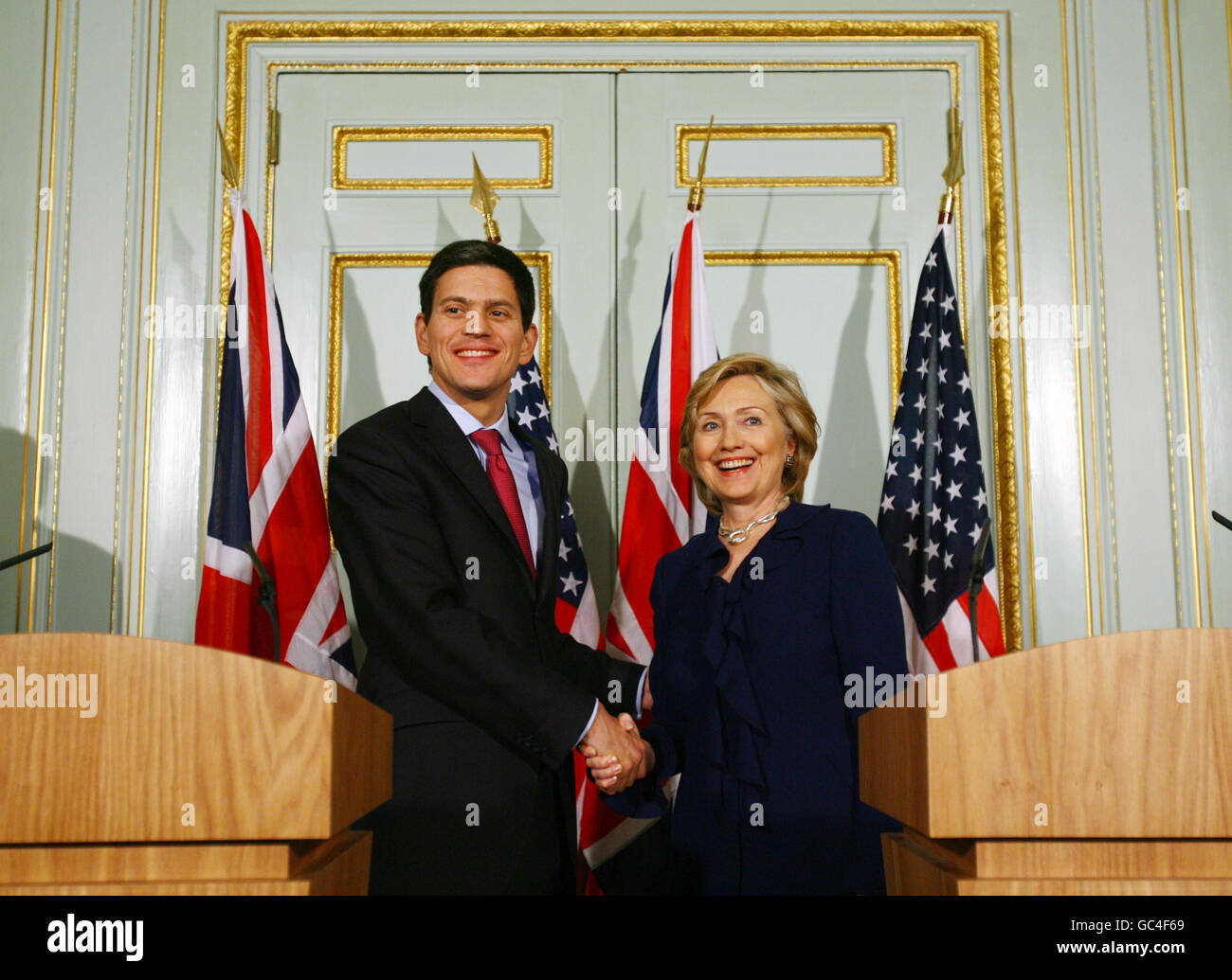 Il Segretario DI Stato AMERICANO Hillary Clinton e il Segretario agli Esteri britannico David Miliband si stringono a una conferenza stampa dopo il loro incontro nel centro di Londra, durante il suo tour di cinque giorni in Europa. Foto Stock