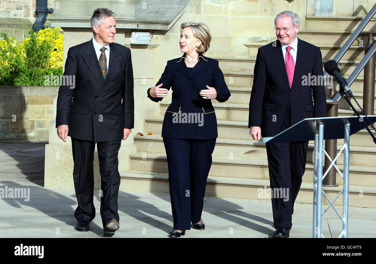 Il Segretario DI Stato AMERICANO Hillary Clinton, con il primo ministro dell'Irlanda del Nord Peter Robinson (sinistra) e il vice primo ministro Martin McGuinness (destra), al Castello di Stormont a Belfast. Foto Stock