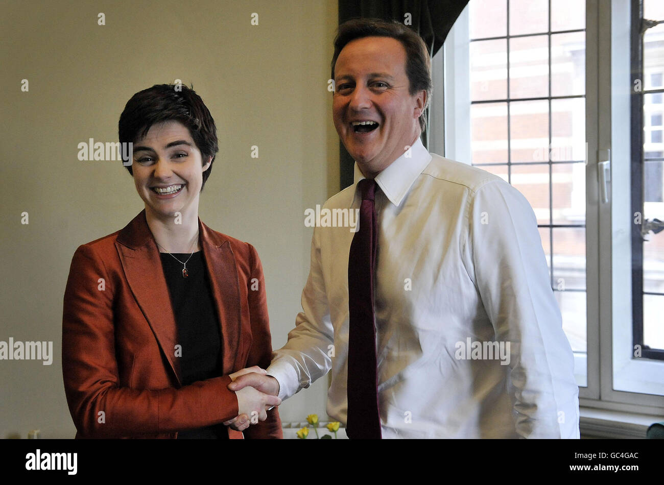 Chloe Smith, il deputato conservatore recentemente eletto per Norwich North, che oggi sarà giurato come deputato della Camera dei Comuni, incontra il leader del Partito conservatore David Cameron nel suo ufficio a Westminster, Londra. Foto Stock