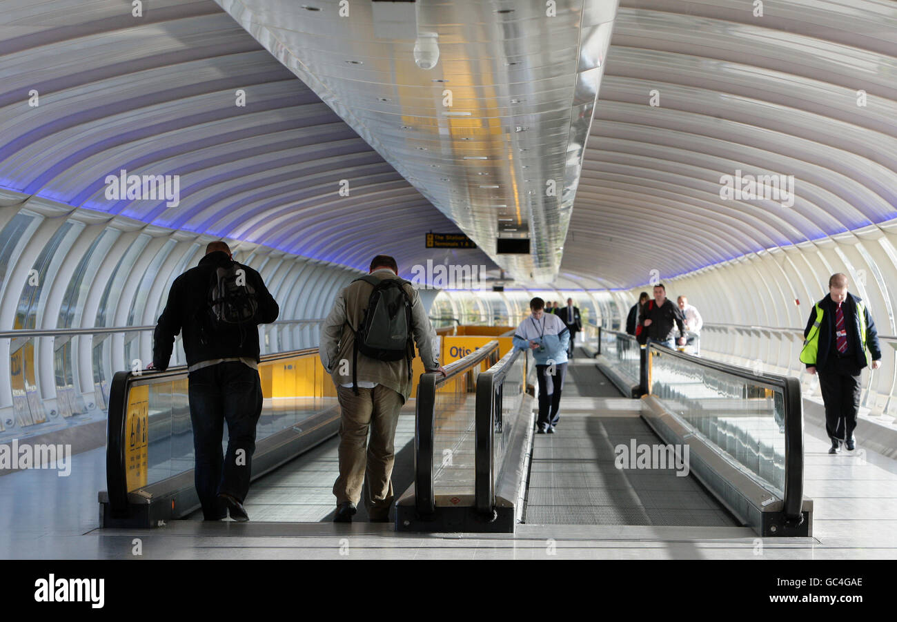 Una vista generale del collegamento pedonale tra i terminal 2 e 3 dell'aeroporto di Manchester. Foto Stock