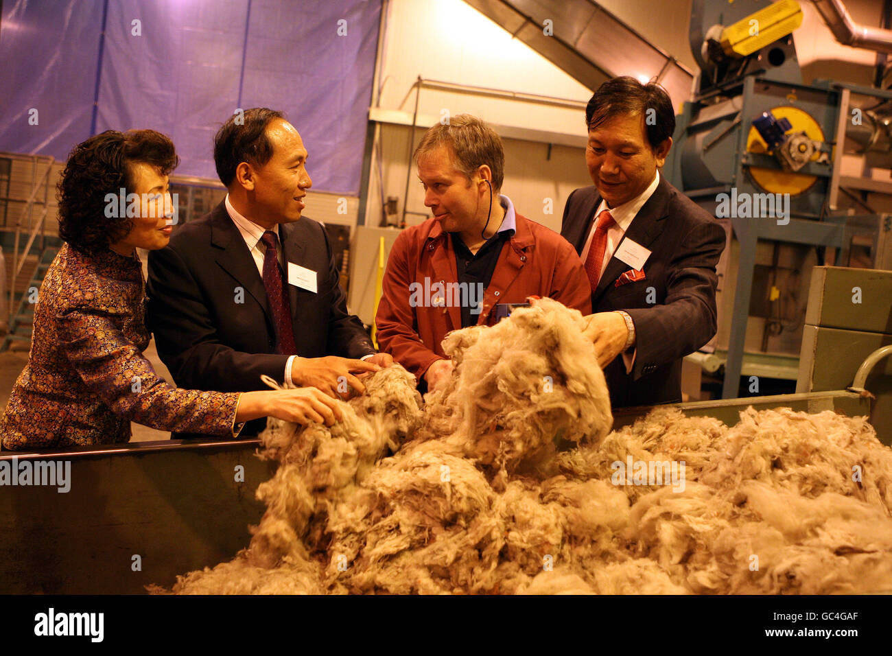 Ian Sneddon, leader della squadra di fusione del produttore di filati di cashmere Todd & Duncan, mostra la lana di cashmere al sig. Li Jianjun, al sindaco del governo municipale di Lingwu, Ningxia in Cina (seconda a sinistra) e al nuovo proprietario, il sig. Ma Shengguo (estrema destra) e la sig.ra Xiutian Tan, console generale, Consolato Cinese a Edimburgo. Foto Stock