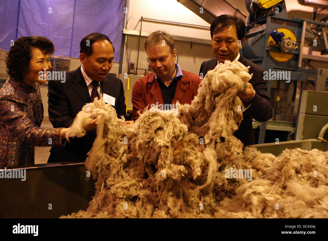 Ian Sneddon, leader della squadra di fusione del produttore di filati di cashmere Todd & Duncan, mostra la lana di cashmere al sig. Li Jianjun, al sindaco del governo municipale di Lingwu, Ningxia in Cina (seconda a sinistra) e al nuovo proprietario, il sig. Ma Shengguo (estrema destra) e la sig.ra Xiutian Tan, console generale, Consolato Cinese a Edimburgo. Foto Stock