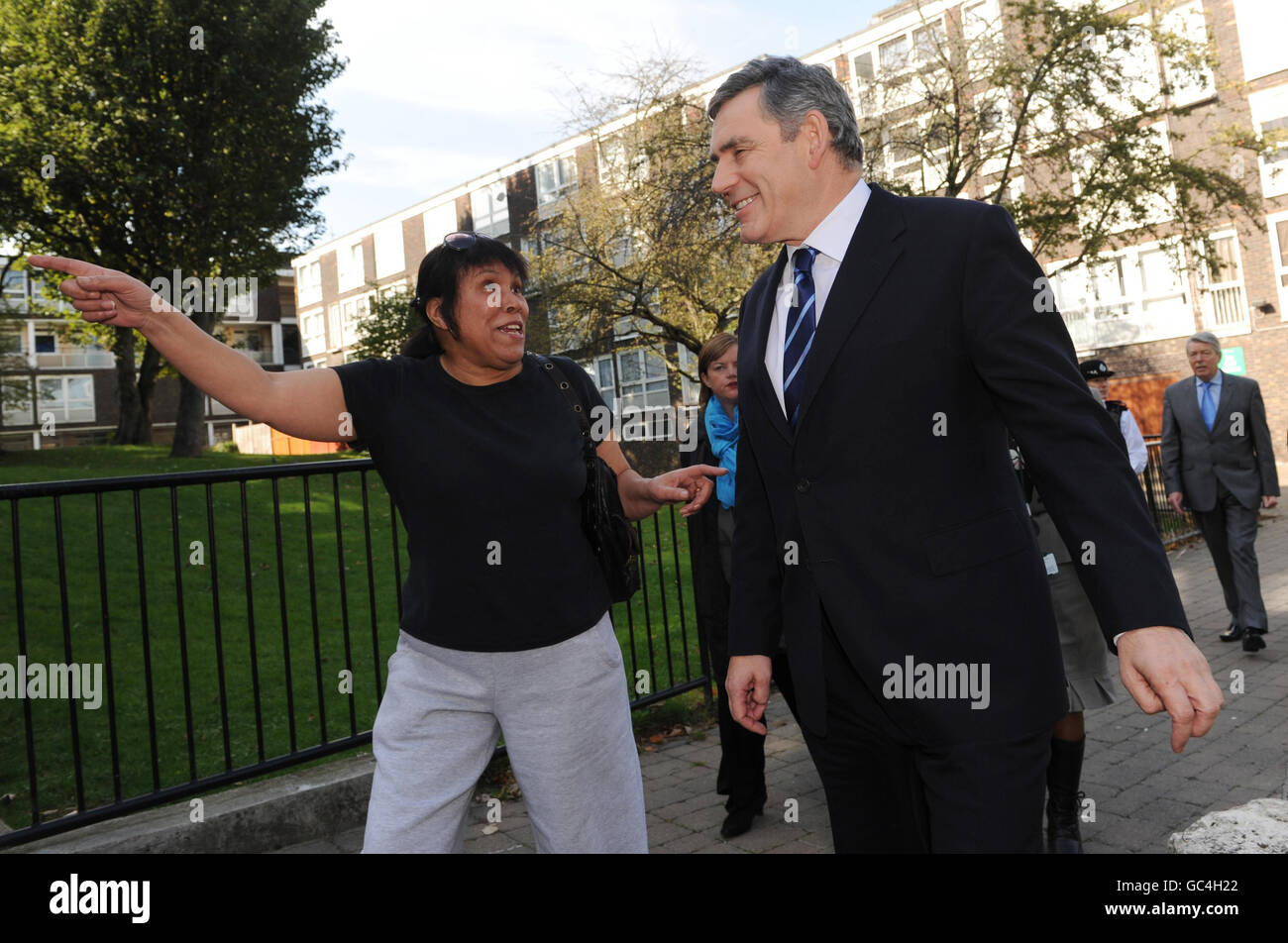 Il primo ministro Gordon Brown è oggi mostrato intorno alla Kiln Place Estate nel nord di Londra dal leader della comunità Jackie Draper, dove i residenti stanno lavorando con la polizia per ridurre il comportamento anti-sociale. Foto Stock