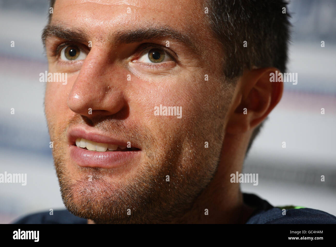 Il capitano dell'Irlanda del Nord Aaron Hughes durante una conferenza stampa al Corinthia Hotel, Praga. Foto Stock