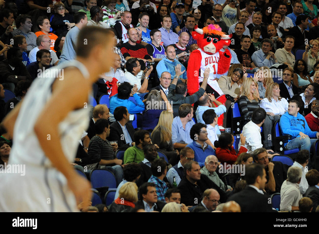 Chicago Bulls mascotte Benny il toro nella folla durante il gioco Foto Stock