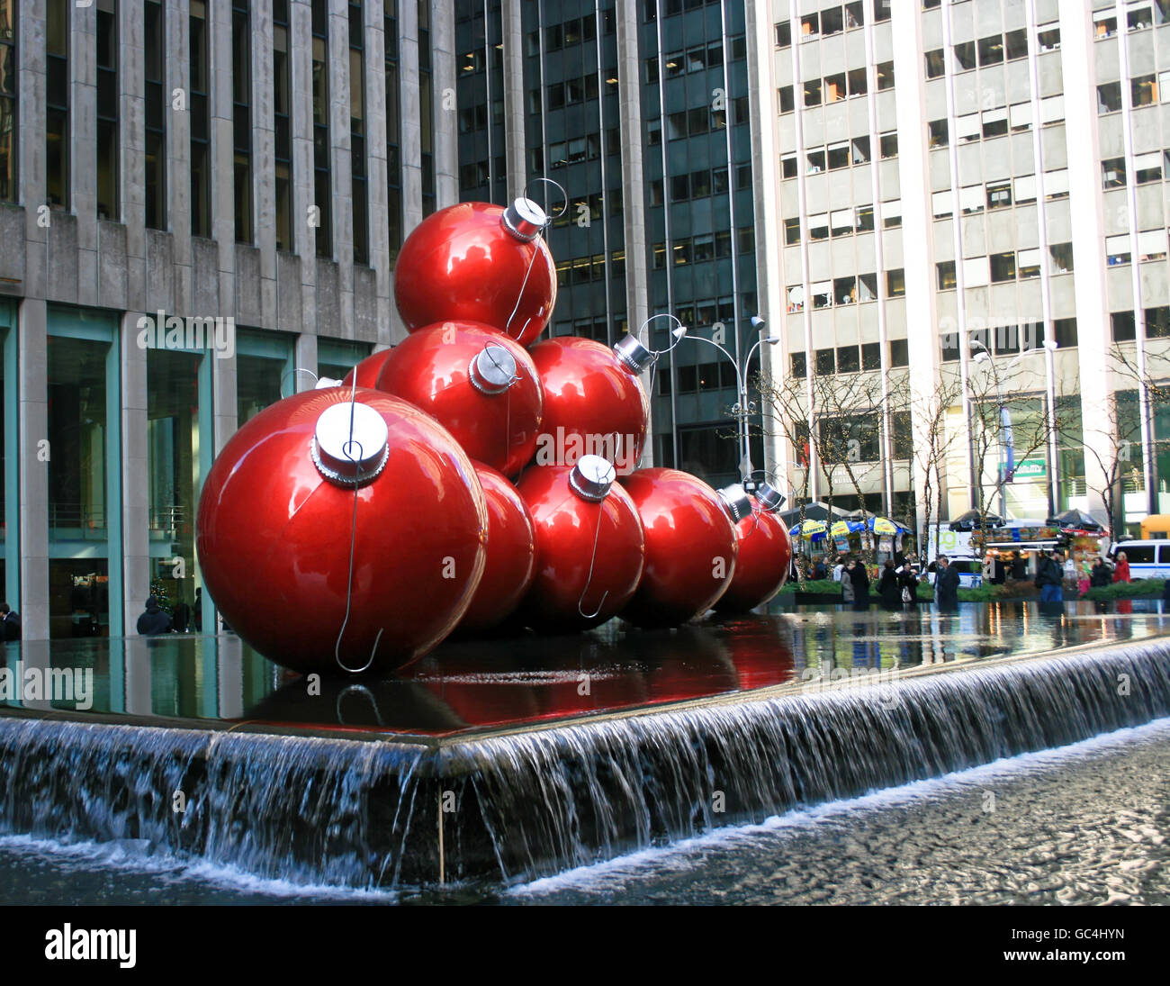 Addobbi Natalizi Giganti.Rossa Gigante Palla Di Natale Ornamenti Decorazioni Su Una Midtown Manhattan Fontana Foto Stock Alamy
