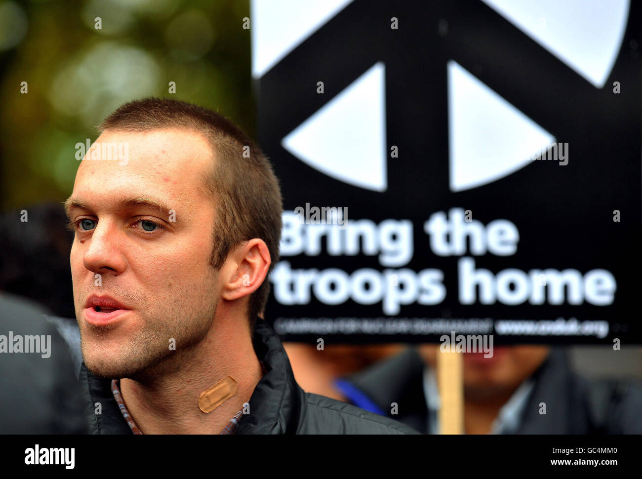 La Lance Corporal Joe Glenton prima di unirsi a una marcia dimostrativa "Stop the War" da Speakers Corner ad Hyde Park, a Trafalgar Square nel centro di Londra. Foto Stock