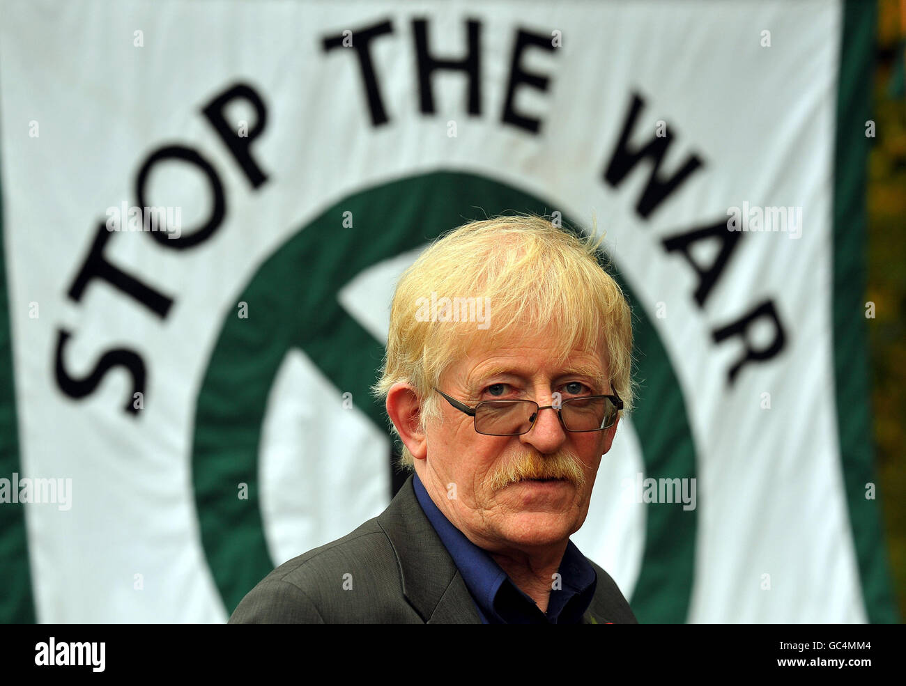 Peter Brierley l'uomo che ha rifiutato di stringere le mani con Tony Blair la scorsa settimana, prima che si unisca ad una manifestazione 'Stop the War' marcia da Speakers Corner in Hyde Park, a Trafalgar Square nel centro di Londra. Foto Stock