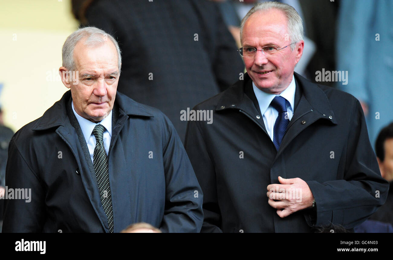 Il direttore del Football Sven Goran Eriksson della contea di Notts (a destra) con il suo assistente Tord Grip durante la partita della Coca-Cola League Two a Meadow Lane, Nottingham. Foto Stock