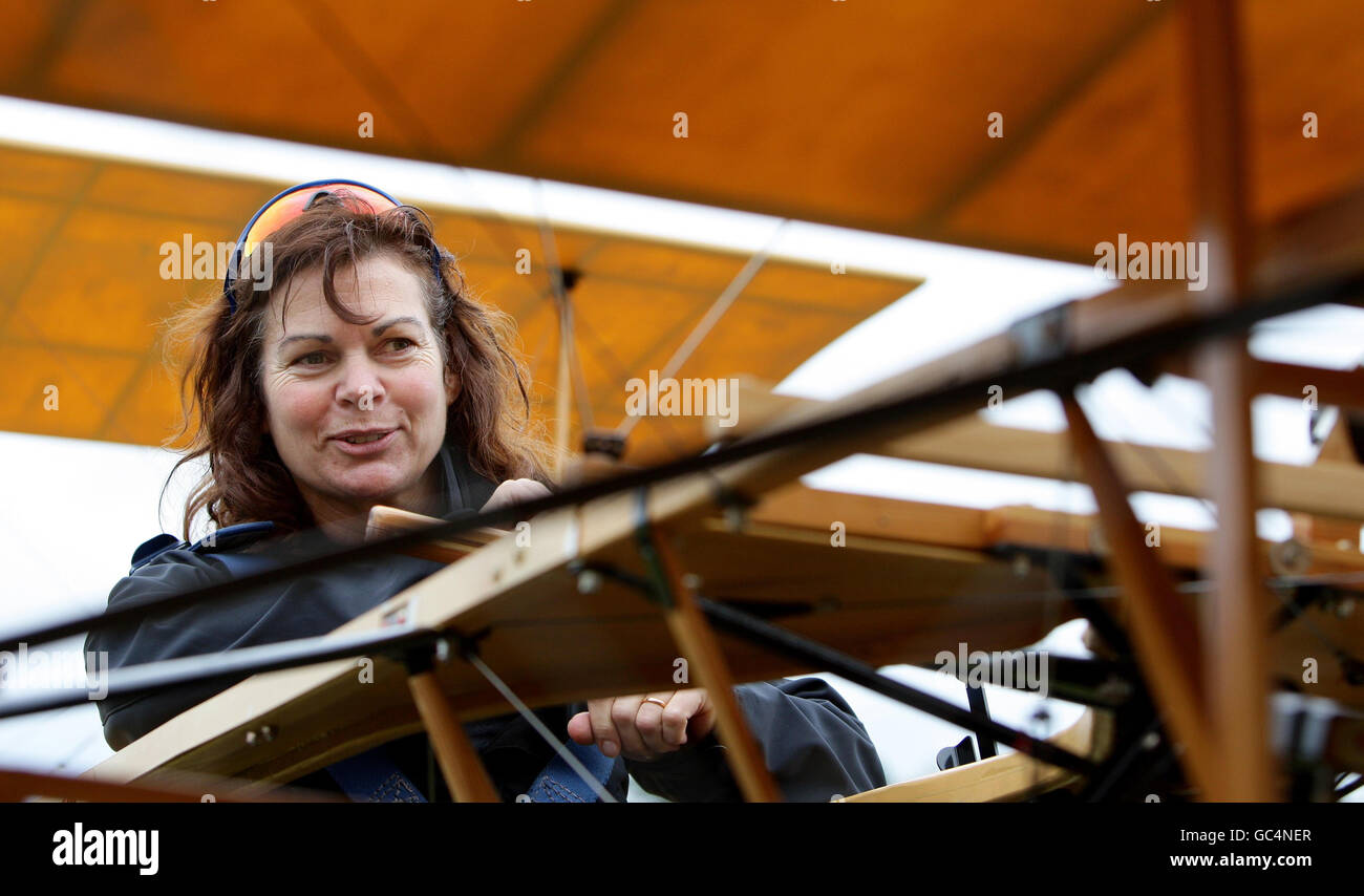 Il pilota Judy Leden si trova nel triplano costruito da volontari del Museo della Scienza e dell'industria di Manchester utilizzando i piani originali utilizzati da Alliott Verdon-Roe, presso la RAF Woodvale, Formby, Liverpool. Foto Stock