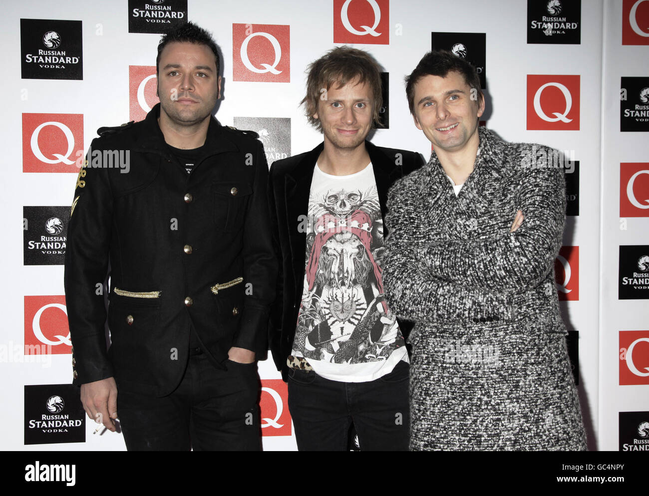 (Da sinistra a destra) Christopher Wolstenholme, Dominic Howard e Matt Bellamy di Muse in arrivo per i Q Awards, dove hanno ricevuto il premio Best Act in the World Today, alla Grosvenor House nel centro di Londra. PREMERE ASSOCIAZIONE foto. Data foto: Lunedì 26 ottobre 2009. Il credito fotografico dovrebbe leggere: Yui Mok/PA filo Foto Stock