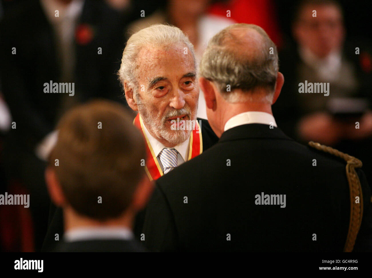 L'attore di Dracula Sir Christopher Lee riceve la sua cavallerezza dal Principe di Galles a Buckingham Palace, Londra. Foto Stock