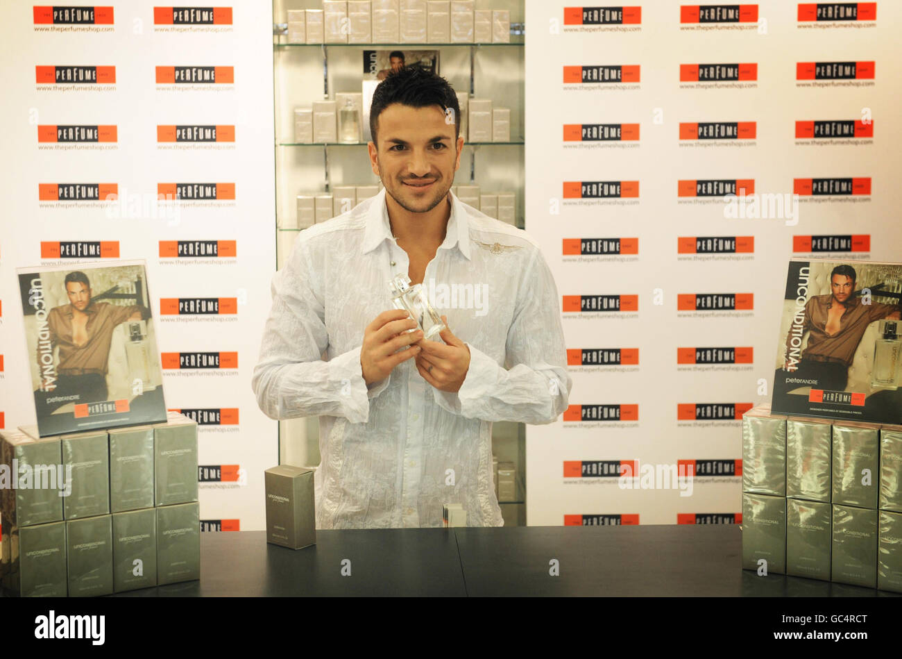 Peter Andre lancia oggi il suo nuovo profumo da donna 'incondizionato' in un negozio di cosmetici a Oxford Street di Londra. Foto Stock