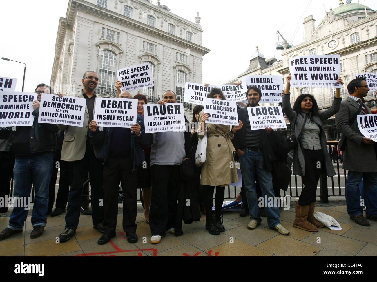 Un gruppo di persone che si oppongono a un predicatore musulmano che oggi era stato impostato per predicare a Londra, si rivela essere contrario alla statua di Eros, Piccadilly Circus, nel centro di Londra. Foto Stock