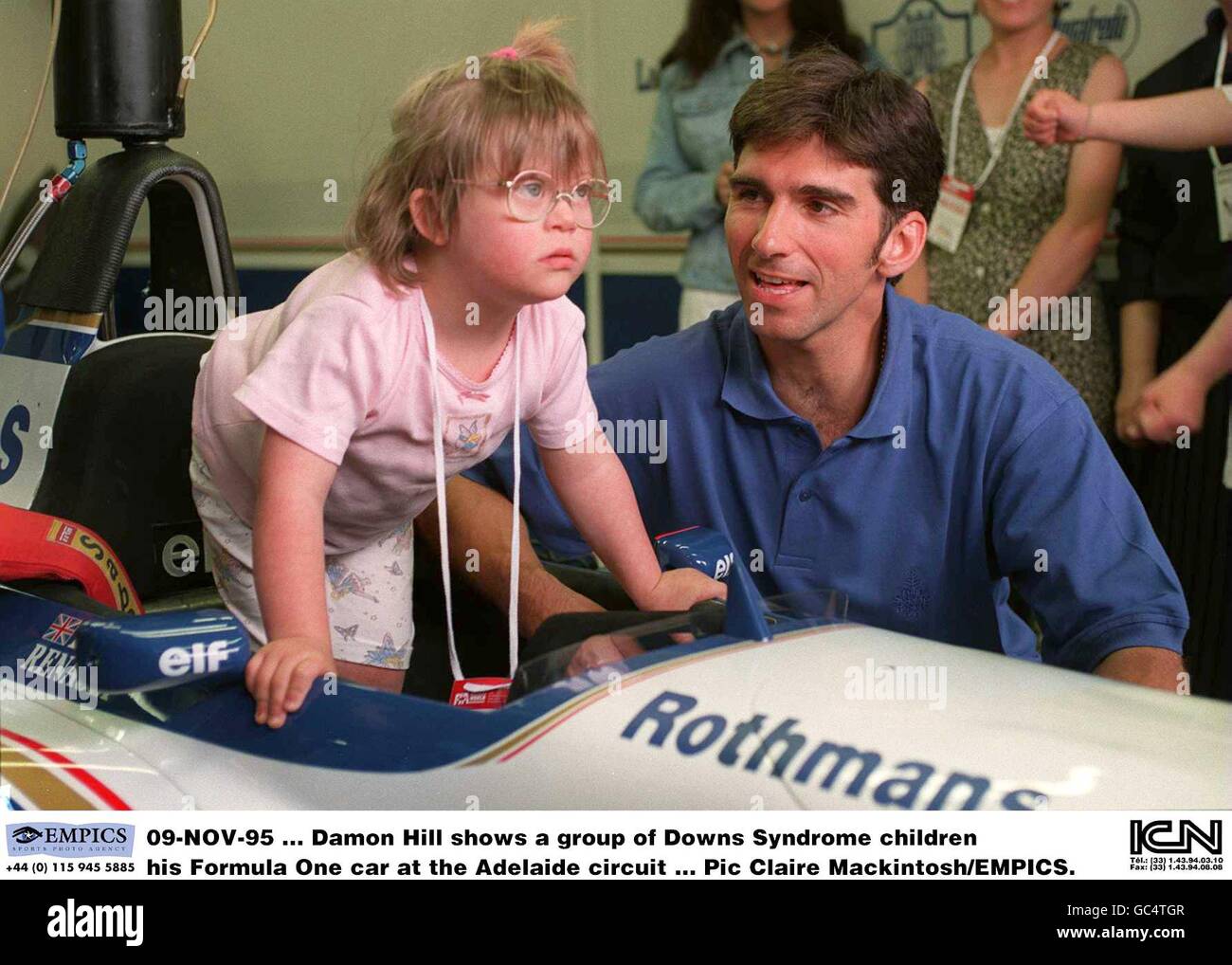 Damon Hill mostra un gruppo di bambini della sindrome di Downs suo Auto di formula uno sul circuito di Adelaide Foto Stock