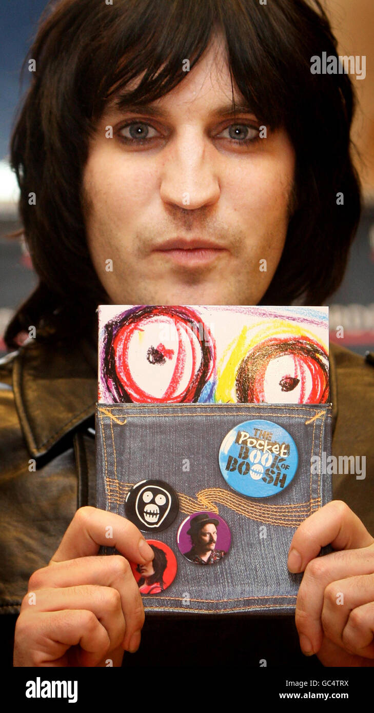 Noel Fielding, una metà del duo Comedy The Mighty Boosh durante una sessione di firma per il loro libro The Pocket Book of Boosh at Borders Books a Glasgow. Foto Stock