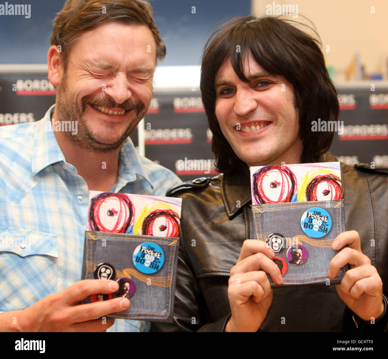 Il duo comico The Mighty Boosh, Julian Barratt (a sinistra) e Noel Fielding (a destra) durante una sessione di firma per il loro libro The Pocket Book of Boosh at Borders Books a Glasgow. Foto Stock