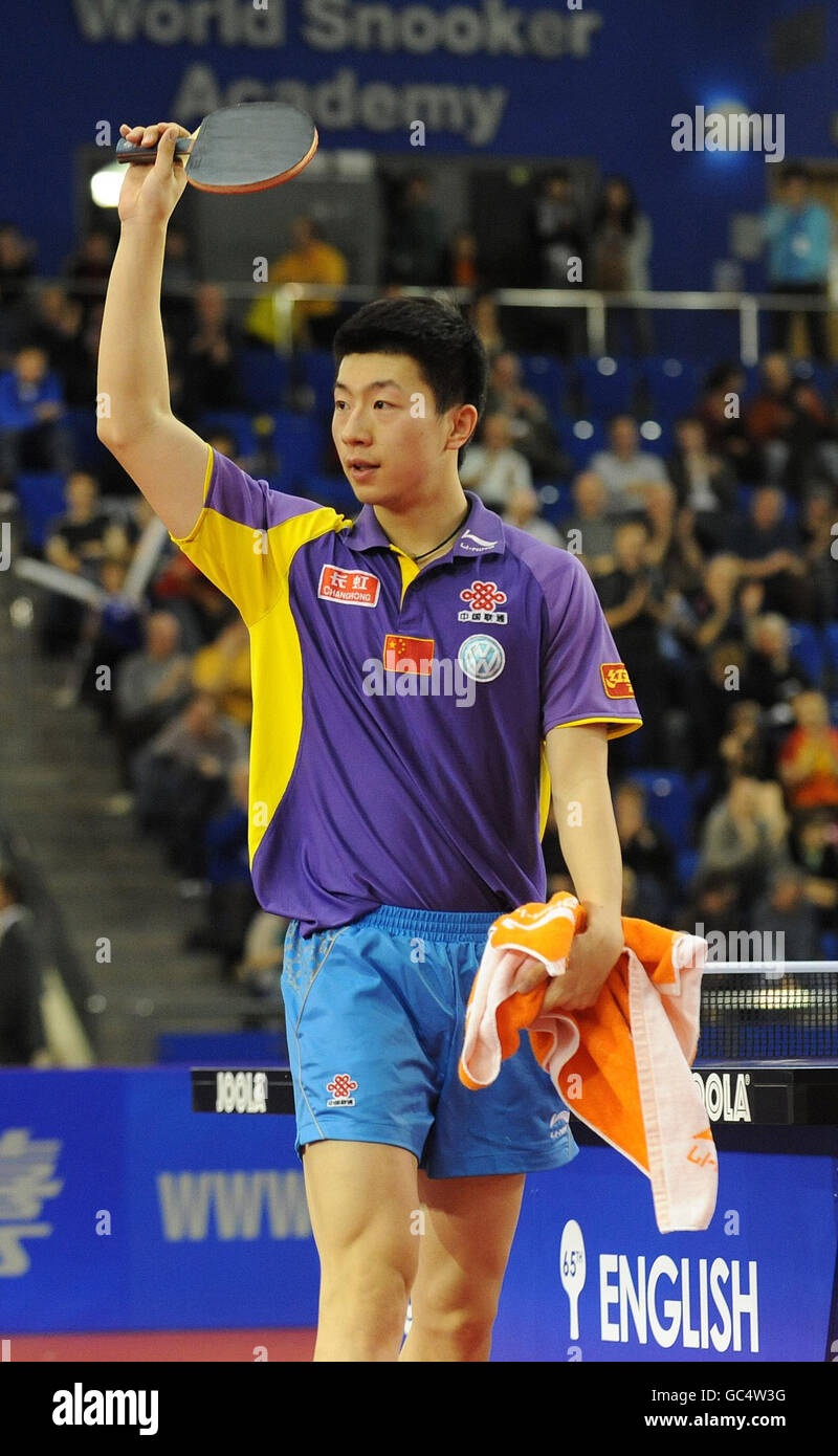 Il ma Long della Cina festeggia la vittoria della finale maschile dei singoli durante i campionati nazionali di tennis da tavolo presso l'Istituto Inglese di Sport di Sheffield. Foto Stock