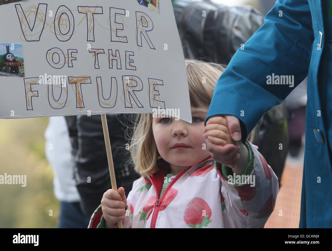Una giovane ragazza partecipa a una marcia a Edimburgo per ricordare la lotta per le donne per ottenere il voto. Foto Stock