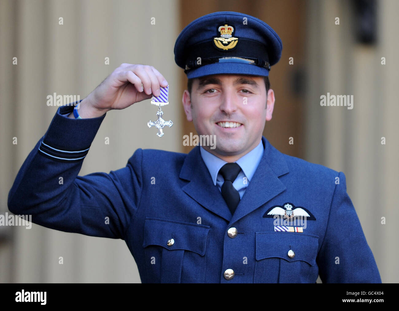 Il tenente di volo Kevin Harris con la sua distinta Flying Cross ricevette dalla Regina Elisabetta II della Gran Bretagna durante una cerimonia di investitura a Buckingham Palace nel centro di Londra. Foto Stock