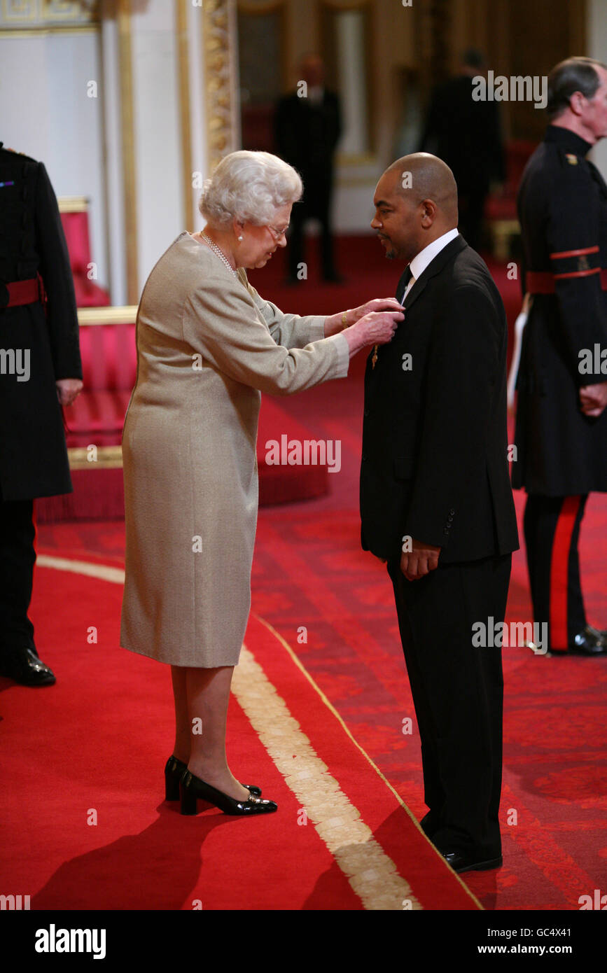 Il sig. Gary Crosby di Harrow è fatto un OBE dalla regina a Buckingham Palace. Foto Stock