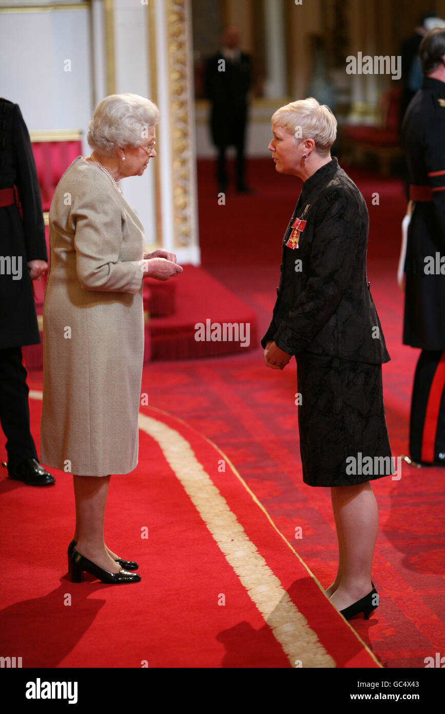 Virginia Tandy di Glossop è fatto un OBE dalla Regina a Buckingham Palace. Foto Stock