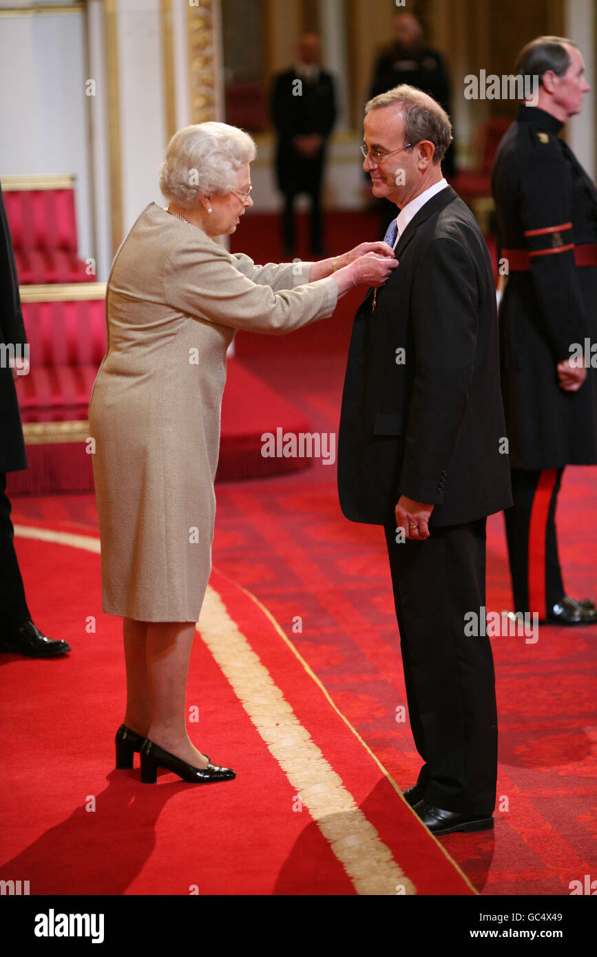 Il professor Christopher Rowe di Durham è stato reso un OBE dalla Regina a Buckingham Palace. Foto Stock