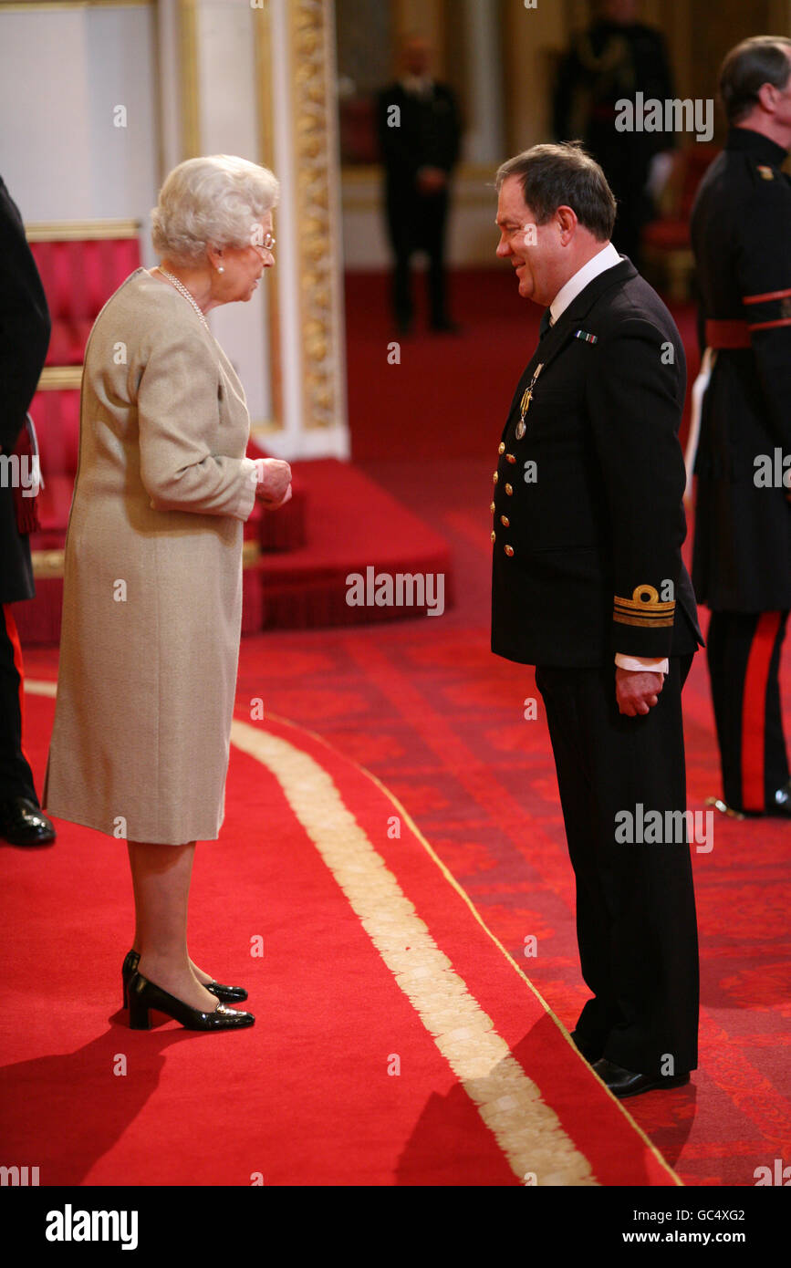 Il Lieutenente Comandante Clive Langmead, Royal Naval Reserve, è decorato con la Medaglia delle riserve di Volontariato della Regina a Buckingham Palace. Foto Stock