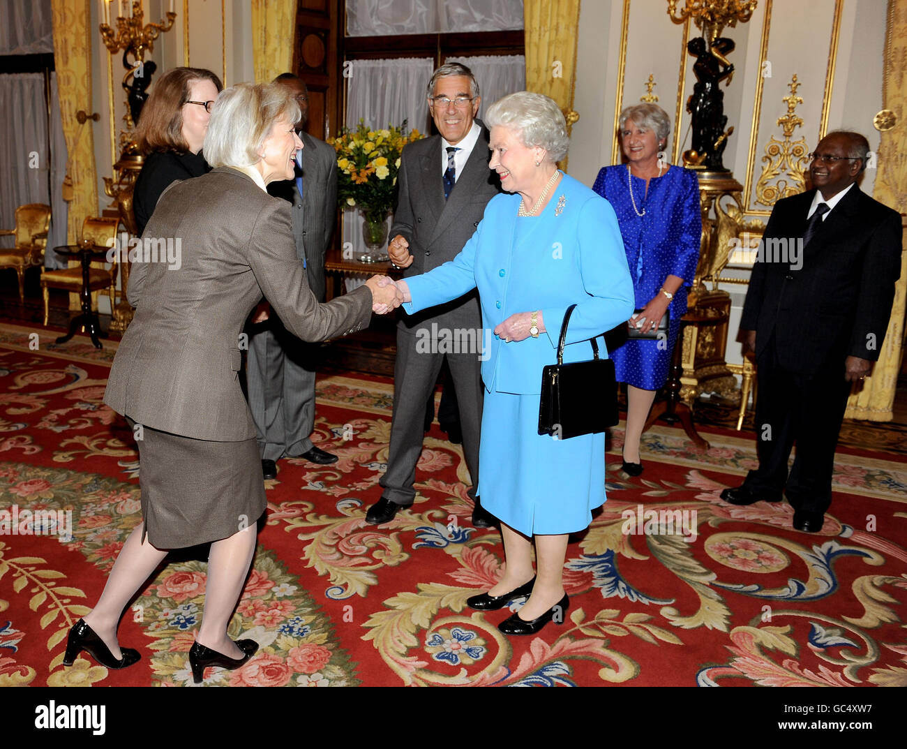 La Regina Elisabetta II della Gran Bretagna è stata introdotta al Rt Hon. Beverley McLachlin (Canada) (a sinistra) dal Lord Chief Justice Lord Phillips of Worth Matravers (centro) durante un ricevimento per i principali giudici d'oltremare a Buckingham Palace, Londra. Foto Stock