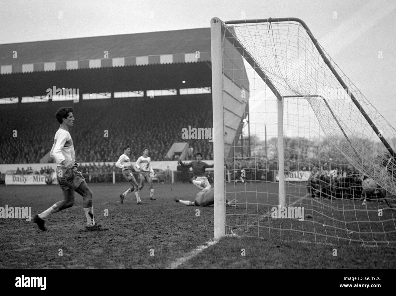 Calcio - fa Cup - Fourth Round - Bedford Town / Carlisle United - Ford End  Road - Bedford - 1964. Frank Kirkup, l'esterno di Carlisle a sinistra  (estrema destra) batte la