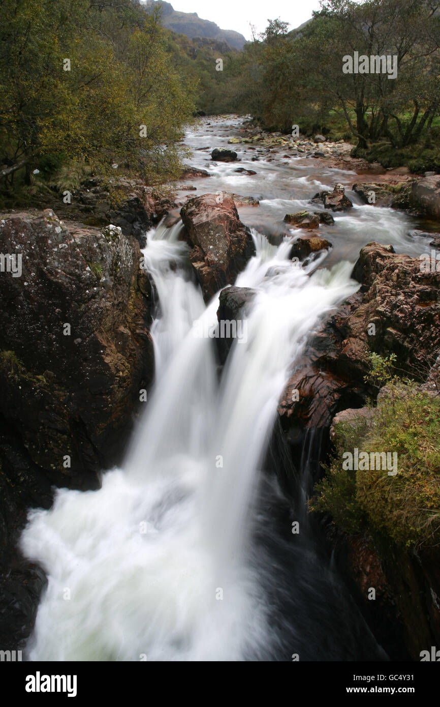Una cascata in Glen Nevis.. Una cascata a Glen Nevis. Foto Stock
