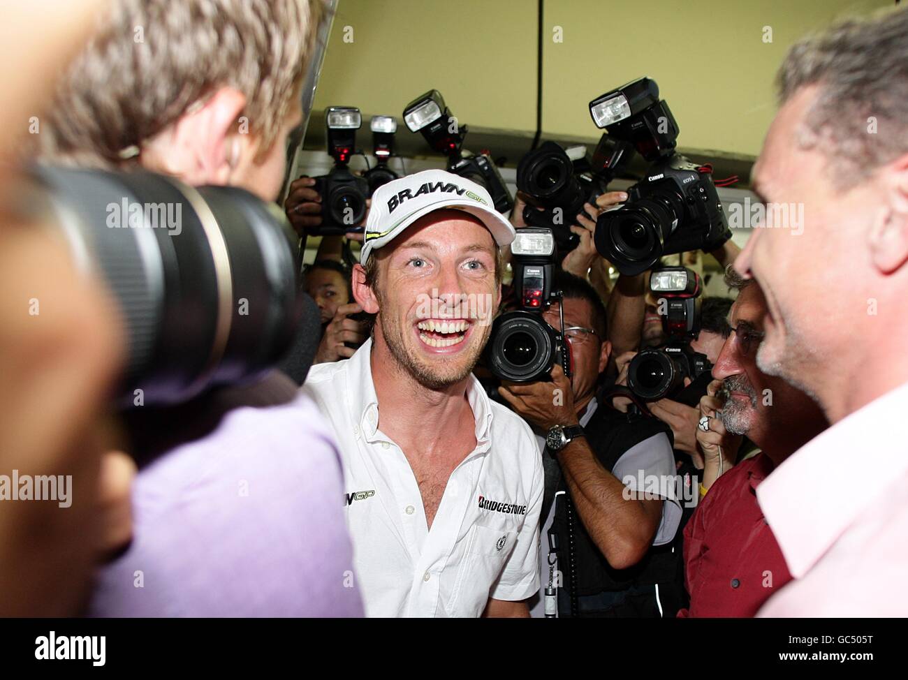 Jenson Button (al centro) della Brawn GP festeggia dopo aver vinto il Campionato del mondo al Gran Premio del Brasile a Interlagos, San Paolo. Foto Stock