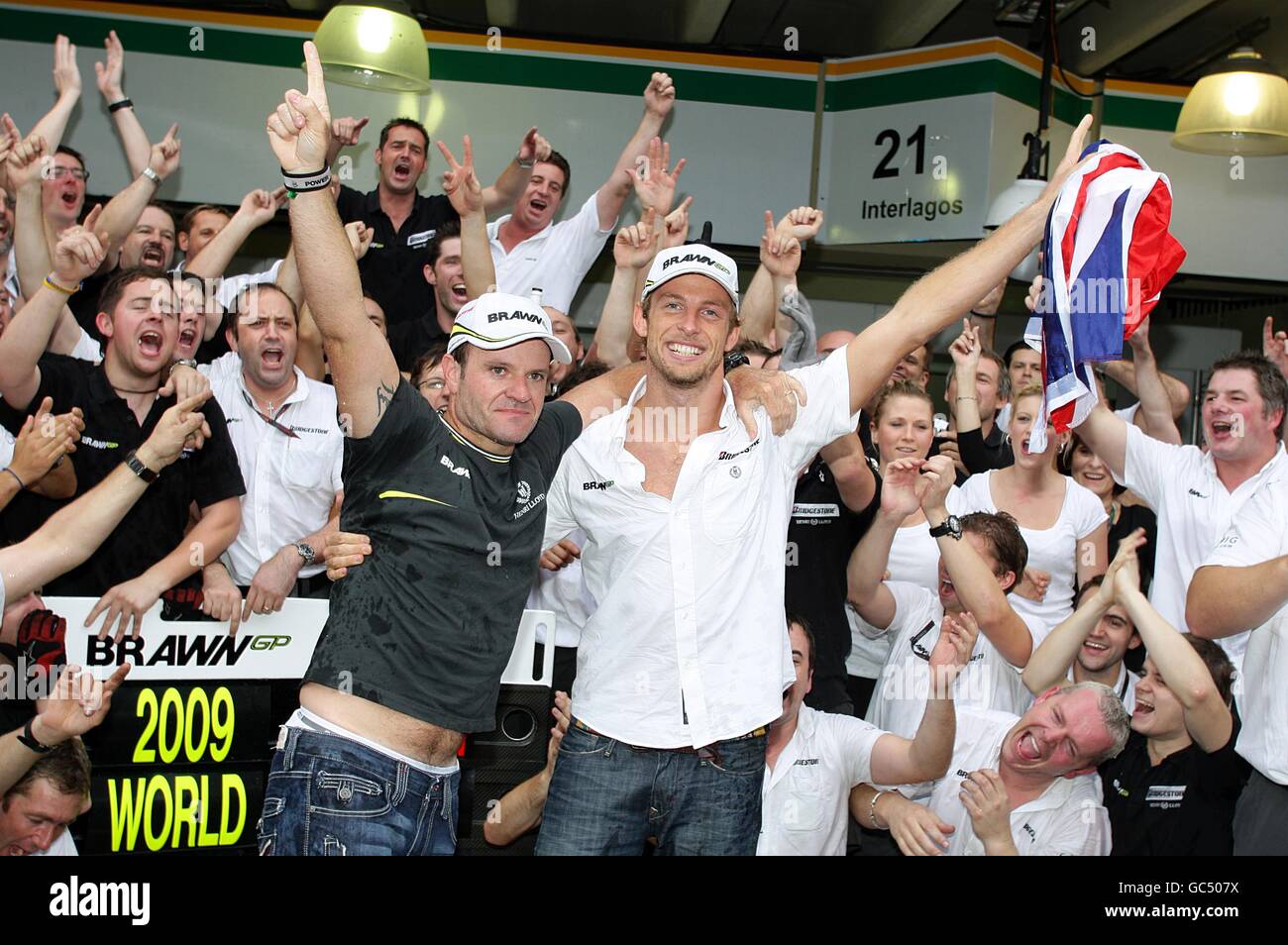 Jenson Button (al centro) festeggia con il compagno di squadra Rubens Barrichello (a sinistra del centro) e l'equipaggio Brawn GP mentre festeggiano la vittoria dei costruttori e dei piloti al Gran Premio di Brasile a Interlagos, San Paolo Foto Stock