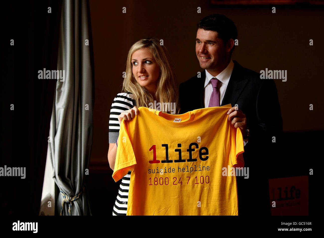 Due volte vincitore del Masters, il golfista irlandese Padraig Harrington, con Therese Richelle Smith, contribuisce a lanciare '1life' la nuova helpline nazionale per la prevenzione del suicidio della durata di 24 ore presso una fotocellula del Royal College of Surgeons a Dublino oggi. Foto Stock