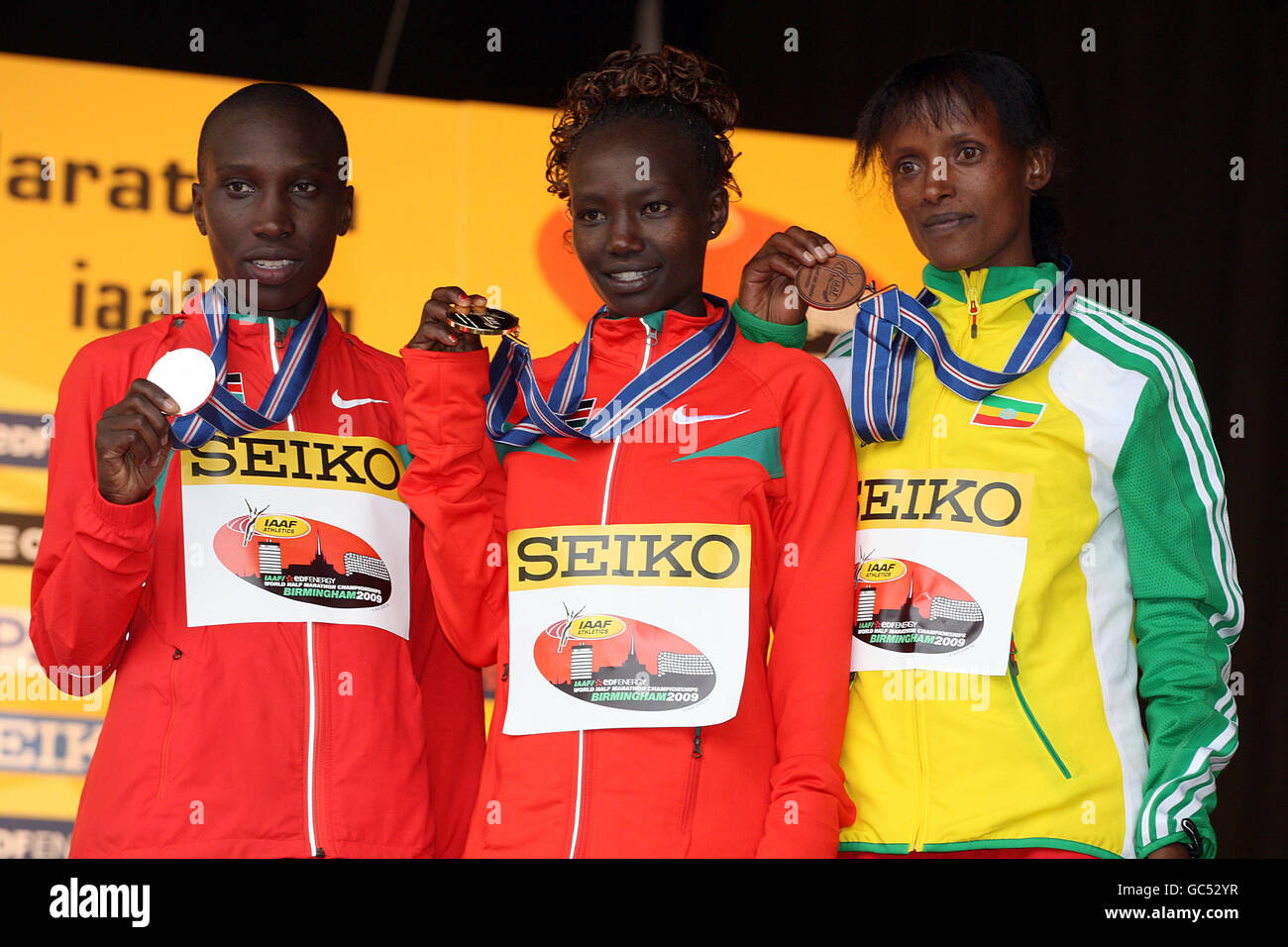 Mary Jepkosgei Keitany (centro) del Kenya, Philes Moora Ongori del Kenya (sinistra) e Aberu Kebede dell'Etiopia dopo i Campionati mondiali di Mezza Maratona IAAF 2009 a Birmingham. Foto Stock