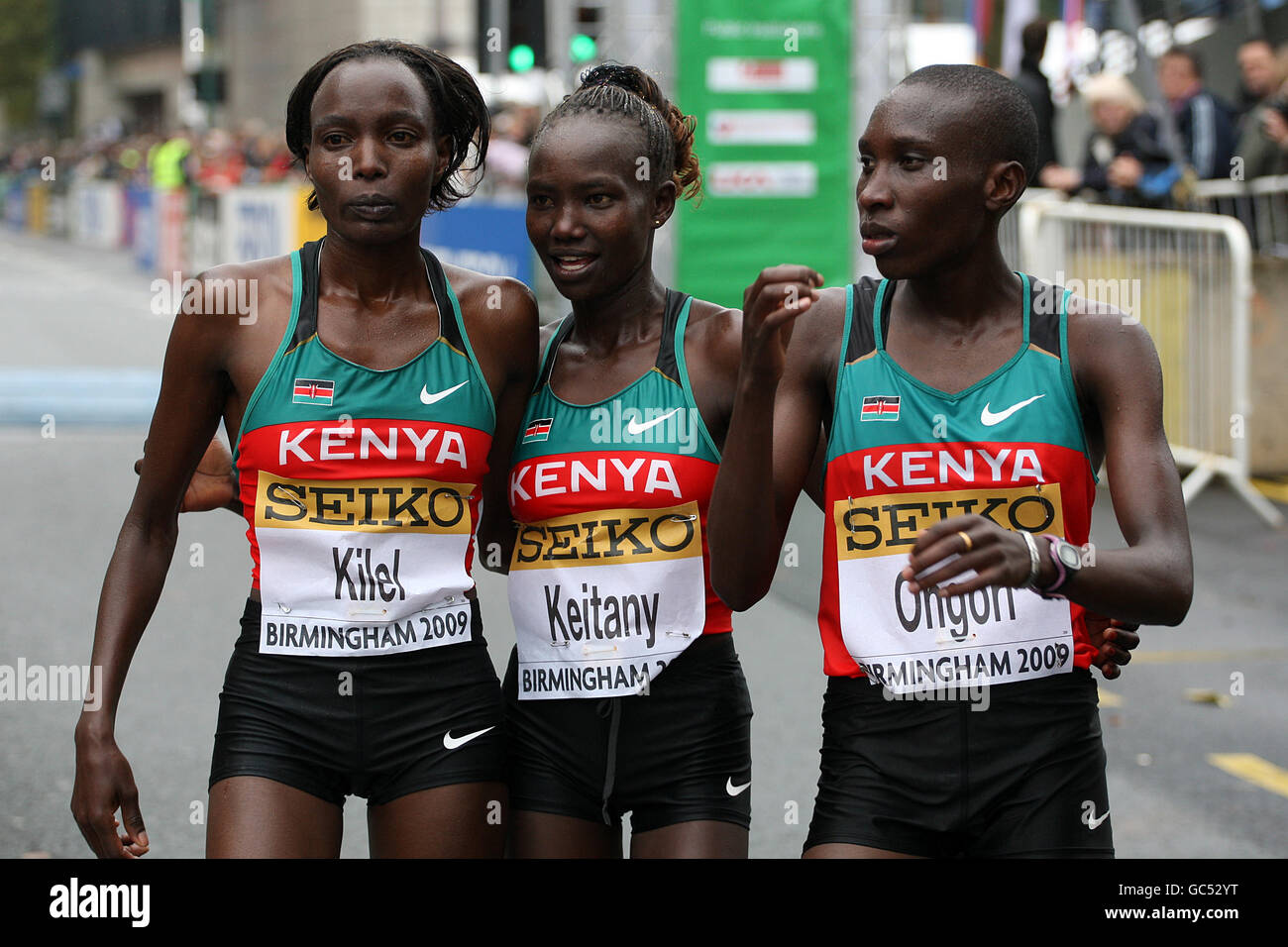 Mary Jepkosgei Keitany (al centro) dal Kenya celebra la sua vittoria con il 2° posto Philes Moora Ongori (a destra) e 4 ° posto Caroline Cheptanui Kilel dopo la Women's EDF Energy Birmingham Half Marathon a Birmingham. Foto Stock