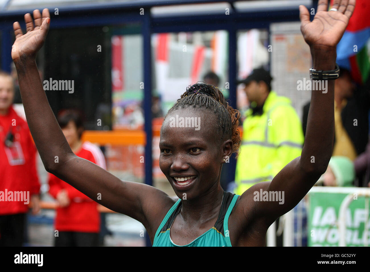 Atletica - EDF Energy Birmingham Mezza Maratona. Mary Jepkosgei Keitany dal Kenya celebra la vittoria della Mezza Maratona femminile di Birmingham dedicata all'energia EDF. Foto Stock