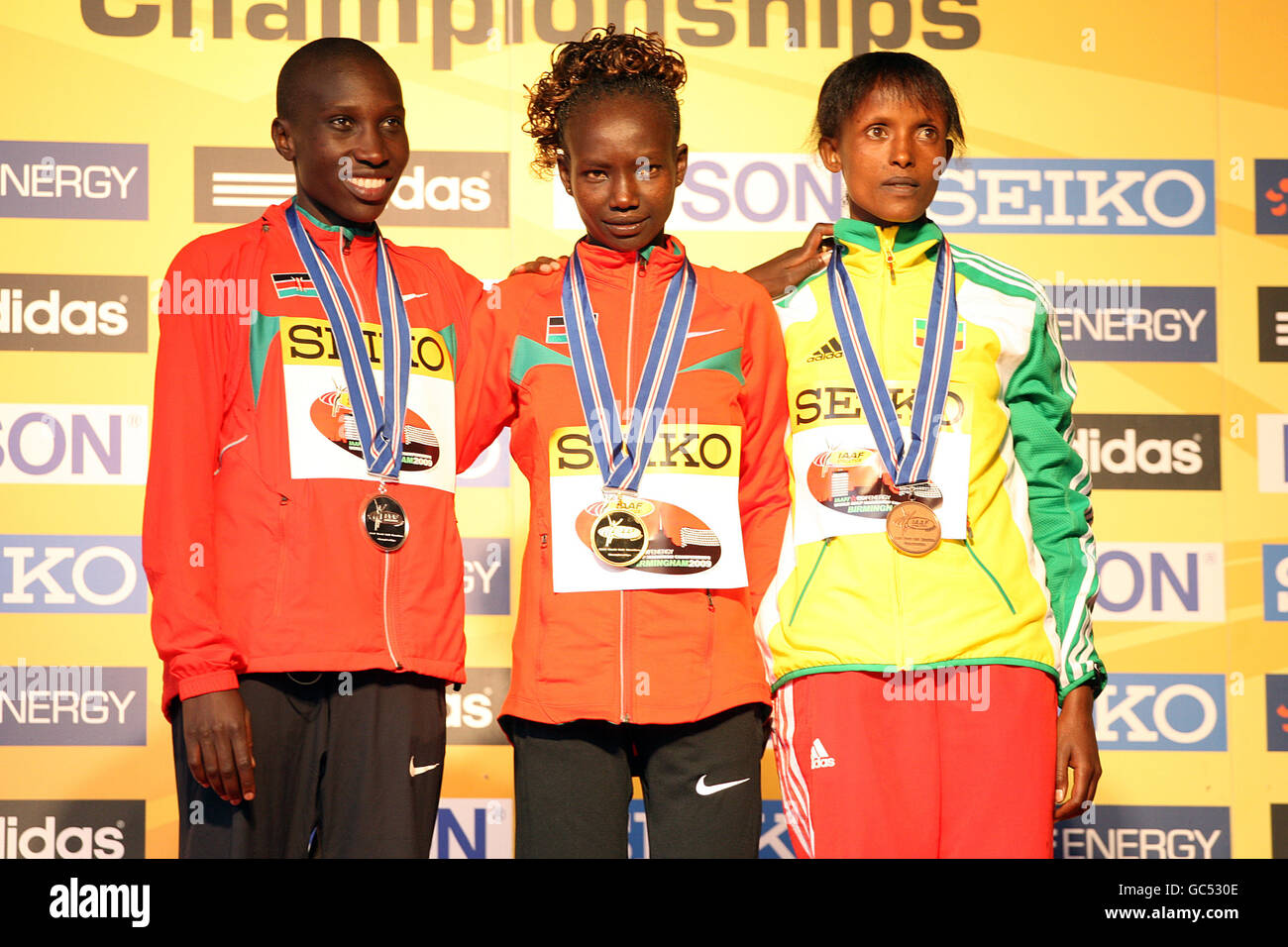 Mary Jepkosgei Keitany (centro) del Kenya, Philes Moora Ongori del Kenya (sinistra) e Aberu Kebede dell'Etiopia dopo i Campionati mondiali di Mezza Maratona IAAF 2009 a Birmingham. Foto Stock