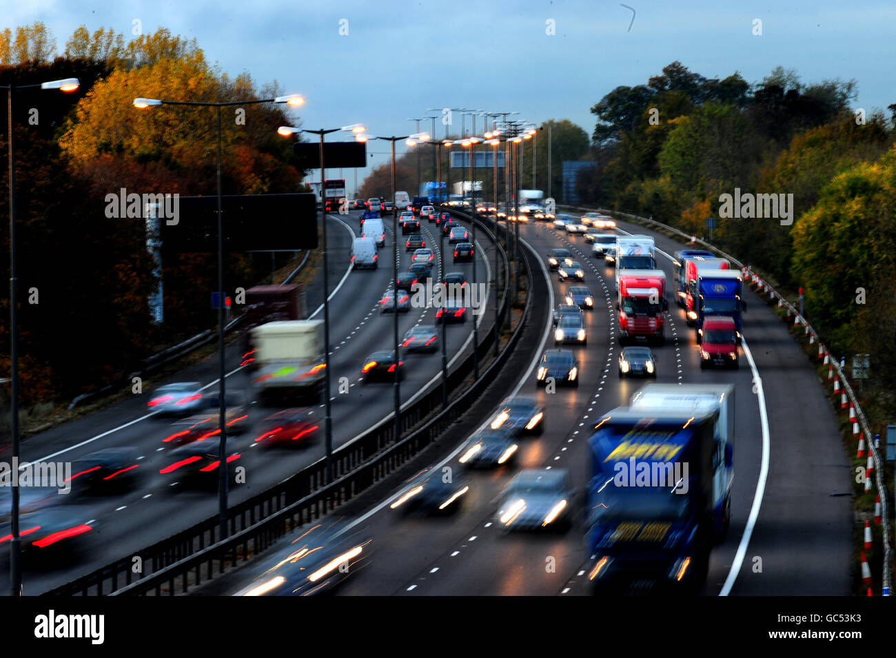 L'autostrada M1 si avvicina al 50° compleanno. Traffico sull'autostrada M1 tra lo svincolo 16 e 17. Foto Stock