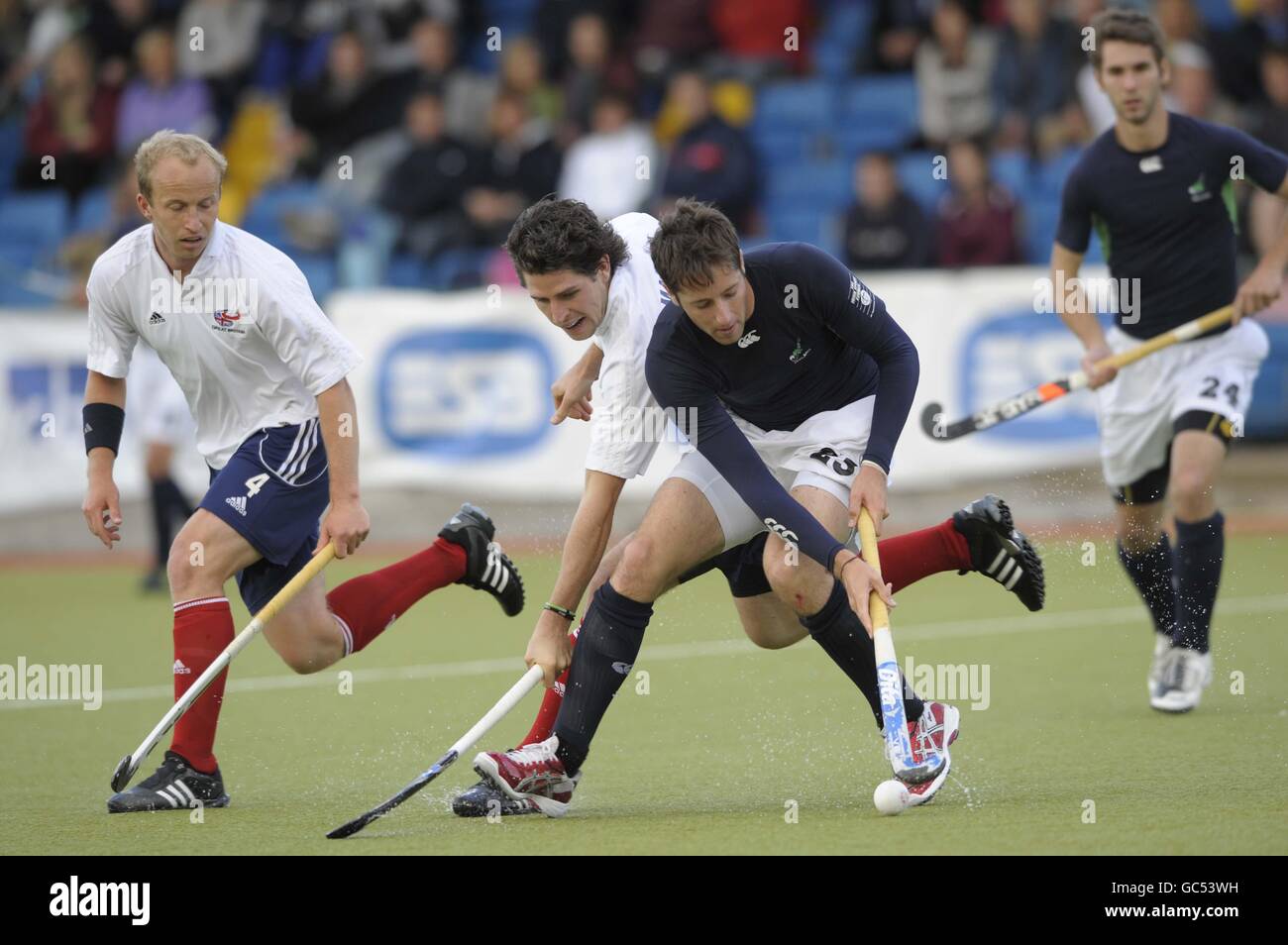 Hockey - Trofeo Setanta - Irlanda / Gran Bretagna - Dublino. Iain Lewers in Irlanda è sfidato da Simon Mantell in Gran Bretagna Foto Stock